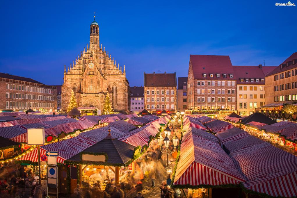 나머지 한 곳은 독일 뉘른베르크 크리스마스 마켓이다.
중세풍 건축물을 배경으로 펼쳐지는 뉘른베르크 크리스마스 마켓은
세 곳 중 규모 면에서 가장 크고 분위기 또한 제일 활기차다.