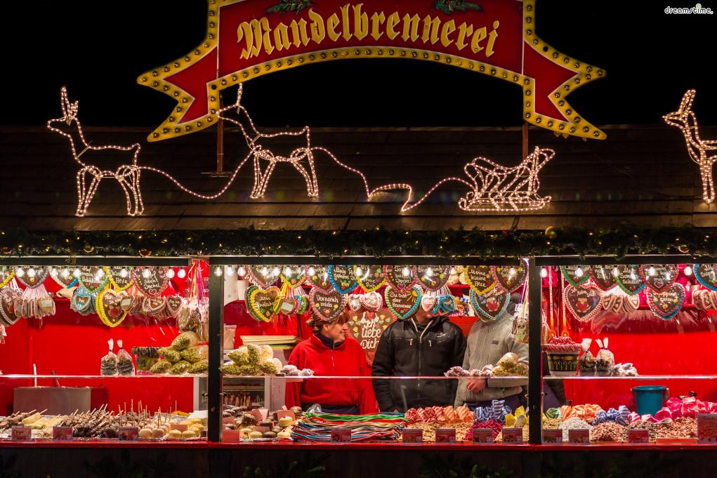 프랑스 크리스마스에는 뱅쇼가 주인공이라면
독일에서는 크리스마스에 진저브레드인 렙쿠헨을 꼭 먹는다.
특히 뉘른베르크는 렙쿠헨으로 오랜 전통과 명성이 있는 곳인 만큼
다양한 맛과 모양의 렙쿠헨을 크리스마스 마켓에서 만날 수 있다.