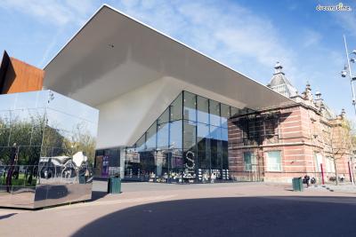 ▲암스테르담 시립 미술관(Stedelijk Museum)

네덜란드를 대표하는 현대미술관인 암스테르담 시립 미술관에서는

자국 화가인 몬드리안의 작품을 다수 소장하고 있습니다.

《풍차》(1917), 《노랑, 검정, 파랑, 빨강, 회색의 구성》(1922) 등

그의 대표작들과 더불어 여러 현대미술가들의 작품들을 만나볼 수 있습니다.
