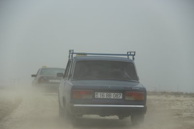 진흙화산 가는 사막길을 달리는 라다 택시 06