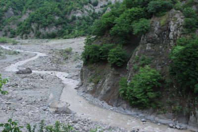 라히즈 마을 가는 길의 강 계곡 10