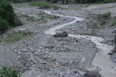 라히즈 마을 가는 길의 강 계곡 11