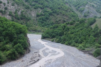 라히즈 마을 가는 길의 강 계곡 14