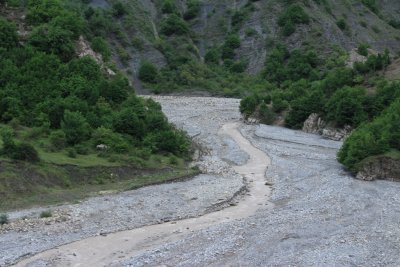 라히즈 마을 가는 길의 강 계곡 19