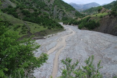 라히즈 마을 가는 길의 강 계곡 20