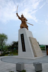 김시민 장군 동상 19