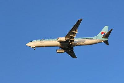 인천공항에 도착하는 대한한공 보잉 737-800 12