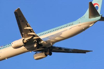 인천공항에 도착하는 대한한공 보잉 737-800 02