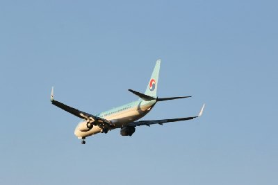 인천공항에 도착하는 대한항공 보잉 737-800 01