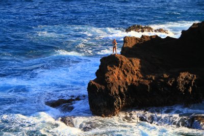 하와이의 해안절벽위에서 훌라후프하는 여인 01