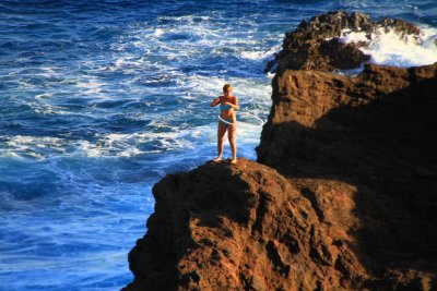 하와이의 해안절벽위에서 훌라후프하는 여인 02