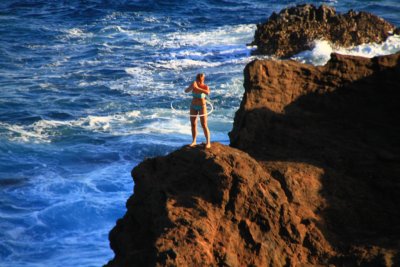하와이의 해안절벽위에서 훌라후프하는 여인 03
