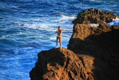 하와이의 해안절벽위에서 훌라후프하는 여인 04