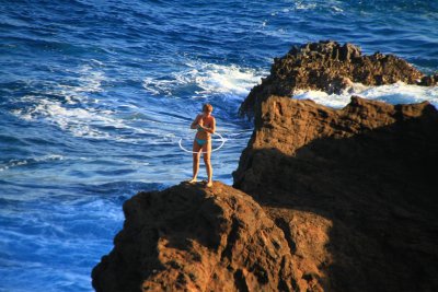 하와이의 해안절벽위에서 훌라후프하는 여인 05