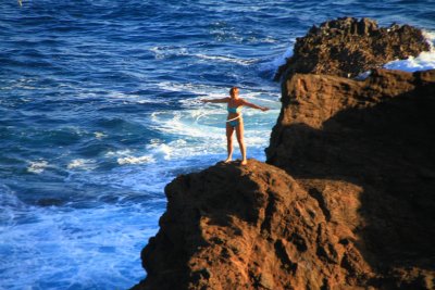 하와이의 해안절벽위에서 훌라후프하는 여인 06