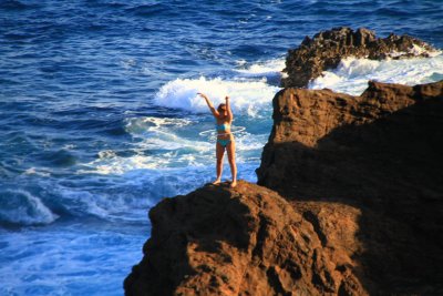 하와이의 해안절벽위에서 훌라후프하는 여인 07