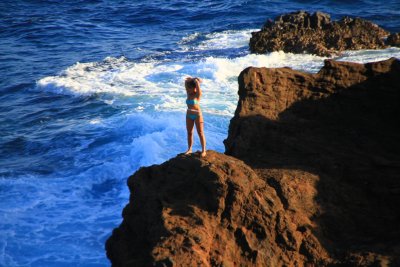 하와이의 해안절벽위에서 훌라후프하는 여인 08