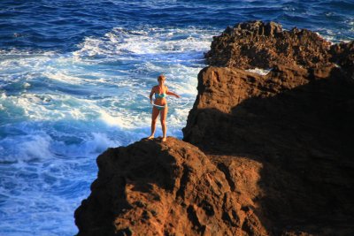 하와이의 해안절벽위에서 훌라후프하는 여인 09