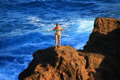 하와이의 해안절벽위에서 훌라후프하는 여인 10