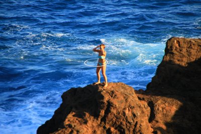 하와이의 해안절벽위에서 훌라후프하는 여인 11