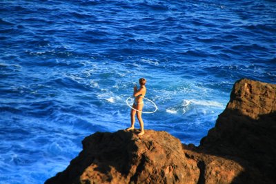 하와이의 해안절벽위에서 훌라후프하는 여인 13