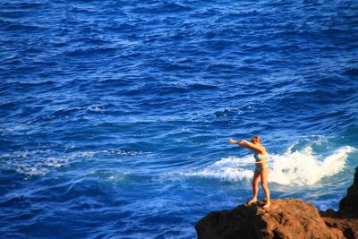 하와이의 해안절벽위에서 훌라후프하는 여인 14