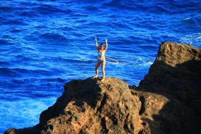 하와이의 해안절벽위에서 훌라후프하는 여인 15