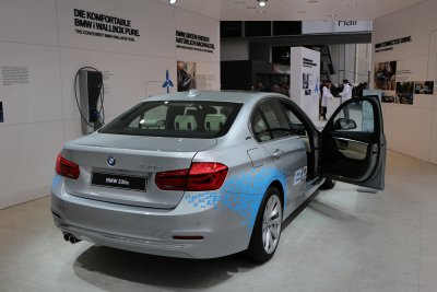 BMW 330e 03