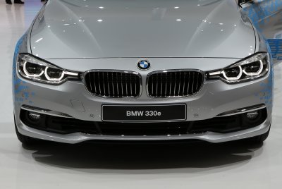 BMW 330e 14