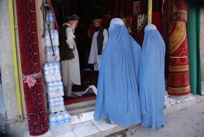 카불의 부르카를 입은 여인들 02