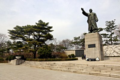 남산공원, 백범광장 백범동상 05