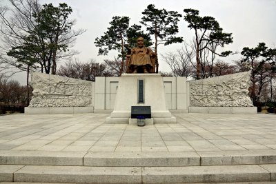 남산공원, 백범광장 이시영동상 01