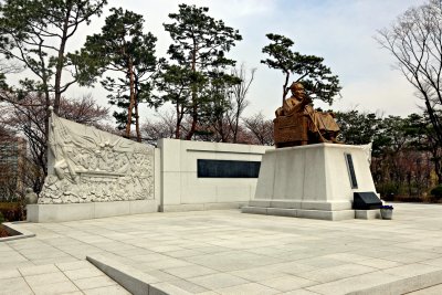 남산공원, 백범광장 이시영동상 03