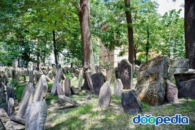 핀카스 유대교회당 실외 묘지 전경