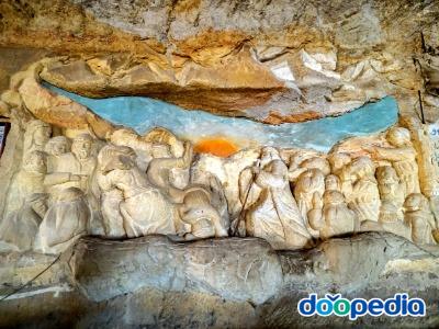 동굴 교회 - 세인트 마크 교회 지하 본예배당 내 벽조각(교회가 만들어진 배경)