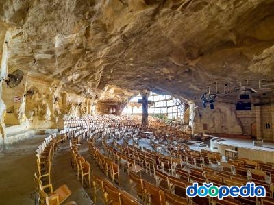 동굴 교회 - 세인트 마크 교회 지하 본예배당 전경