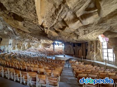 동굴 교회 - 세인트 마크 교회 지하 본예배당 전경