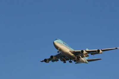 인천공항에 도착하는 대한항공 보잉 747-400 06