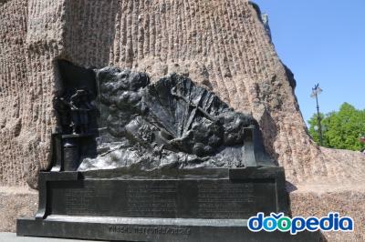 크론슈타트. 세인트 니콜라스 해군 성당 앞 표도르 우샤코프 동상