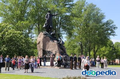 크론슈타트. 세인트 니콜라스 해군 성당 앞 표도르 우샤코프 동상