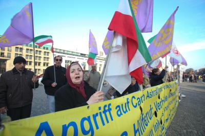 베를린 미국 대사관 앞 이란인 시위 	 06