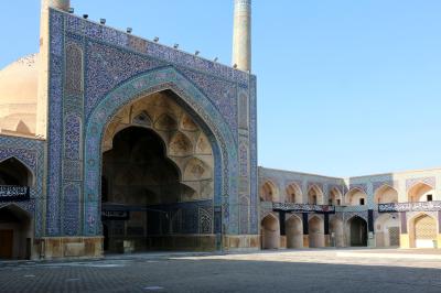 저메 모스크, 중앙광장 16