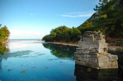올림포스 해변 암석 유적