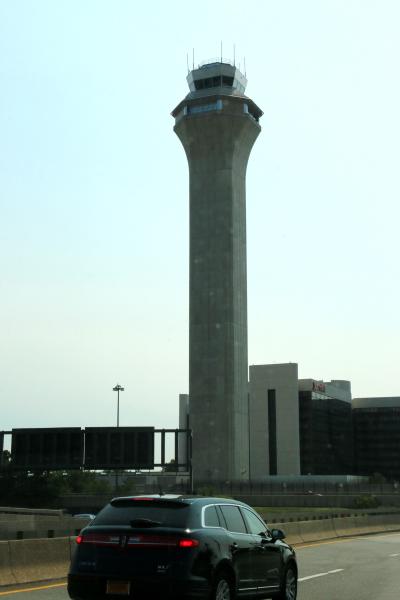 뉴어크 국제 공항, 언로딩 14