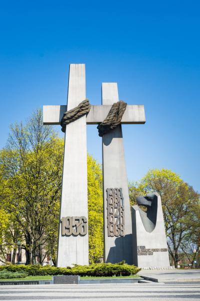 1956년 시위를 기념하는 십자가 기념물  06