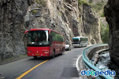톈산톈츠 입구에서 버스 주차장 가는 길 