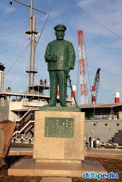 기념함 미카사, 도고 헤이하치로 동상