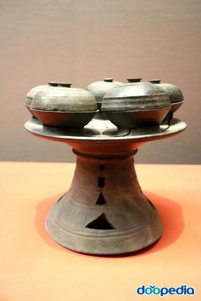 도쿄국립박물관, 작은 그릇이 달린 굽다리 접시