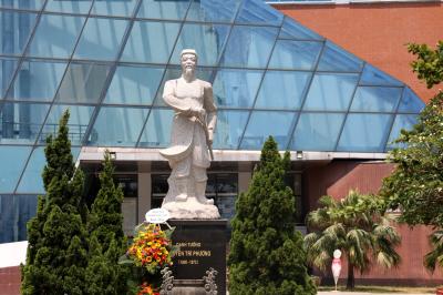 참박물관, 응우옌 찌 프엉 동상