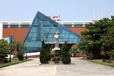 참박물관, 응우옌 찌 프엉 동상